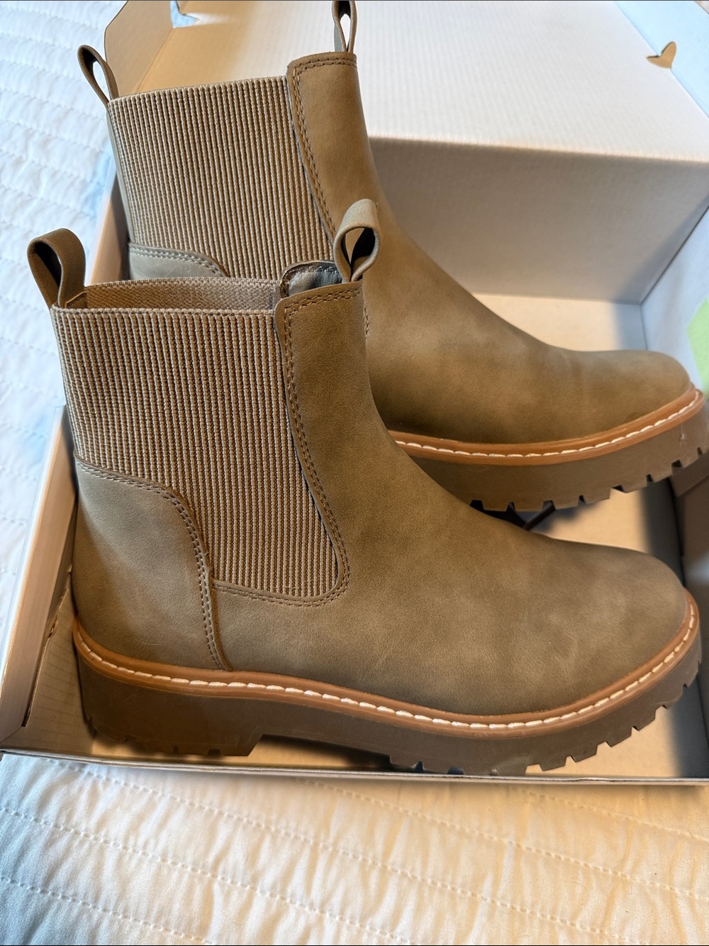 Women’s Chelsea Lug Boot in dark taupe